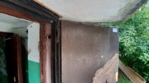 фото Аварийное состояние входа в подъезд, отсутствует доводчик на двери, да и сама дверь не покрашена и аварийная, со стороны улицы отсутствуют ступени, пред-входная территория разрушена, растет сорная трава. Товарково Октябрьская дом 4 Коллективная Жалоба в Прокуратуру от Жителей в Связи с Неудовлетворительным Содержанием Много Квартирного Жилого Дома №4 Управляющей Компании ООО МПКХ Товарково. 1 фото Аварийное состояние входа в подъезд, отсутствует доводчик на двери, да и сама дверь не покрашена и аварийная, со стороны улицы отсутствуют ступени, пред-входная территория разрушена, растет сорная трава. Товарково Октябрьская дом 4 Коллективная Жалоба в Прокуратуру от Жителей в Связи с Неудовлетворительным Содержанием Много Квартирного Жилого Дома №4 Управляющей Компании ООО МПКХ Товарково.