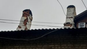 фото Постоянное разрушение кирпичных дымоходов на крыше дома, куски кирпича и раствора постоянно разлетается с крыши дома по всей округе (фото прилогаю). Данное нарушение уже неоднократно приводило к затоплению дождевой водой квартир на втором этаже и подъездов. Управляющая компания игнорирует Наши обращения по этому нарушению, никак не решает проблему, ни с устранением нарушения по текущему ремонту ни с предотвращение дальнейшего разрушения. Товарково Октябрьская дом 4 Коллективная Жалоба в Прокуратуру от Жителей в Связи с Неудовлетворительным Содержанием Много Квартирного Жилого Дома №4 Управляющей Компании ООО МПКХ Товарково.