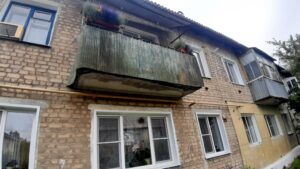 фото На фасаде Нашего дома происходит частичное разрушение кирпичей и плит балконов (фото прилагаем), куски камней и раствора разлетаются с высоты, это происходит ежедневно, рано или поздно люди пострадают или это может привести к гибели  взрослого или ребенка. Товарково Октябрьская дом 4 Коллективная Жалоба в Прокуратуру от Жителей в Связи с Неудовлетворительным Содержанием Много Квартирного Жилого Дома №4 Управляющей Компании ООО МПКХ Товарково.