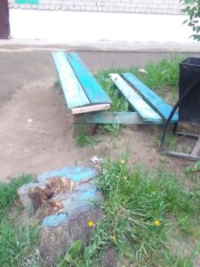 №3 Коллективное обращение от Собственников: поселок Товарково улица Октябрьская дом 5, фото поломанные лавочки около подьезда, не облагороженная территоия, аварийное состояние подьезда, много квартирного жилого дома, на Управляющую компанию ООО МПКХ Товарково