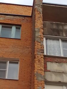 фото разрушен фасад дома, Коллективное Заявление от собственников квартир и помещений общего пользования в отношение Управляющей компании Товарково: м.к.р. Первомайский , дом 9, поселок Товарково, №1
