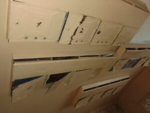 Фото поломанные старые почтовые ящики подъезд, Коллективное Заявление от собственников: улица Дзержинского, дом 7, поселок Товарково, №1. Обслуживание ООО МПКХ Товарково