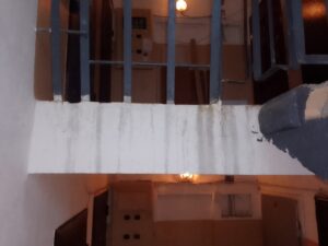 Фото стены после залива подъезд, Коллективное Заявление от собственников: улица Дзержинского, дом 7, поселок Товарково, №1. Обслуживание ООО МПКХ Товарково